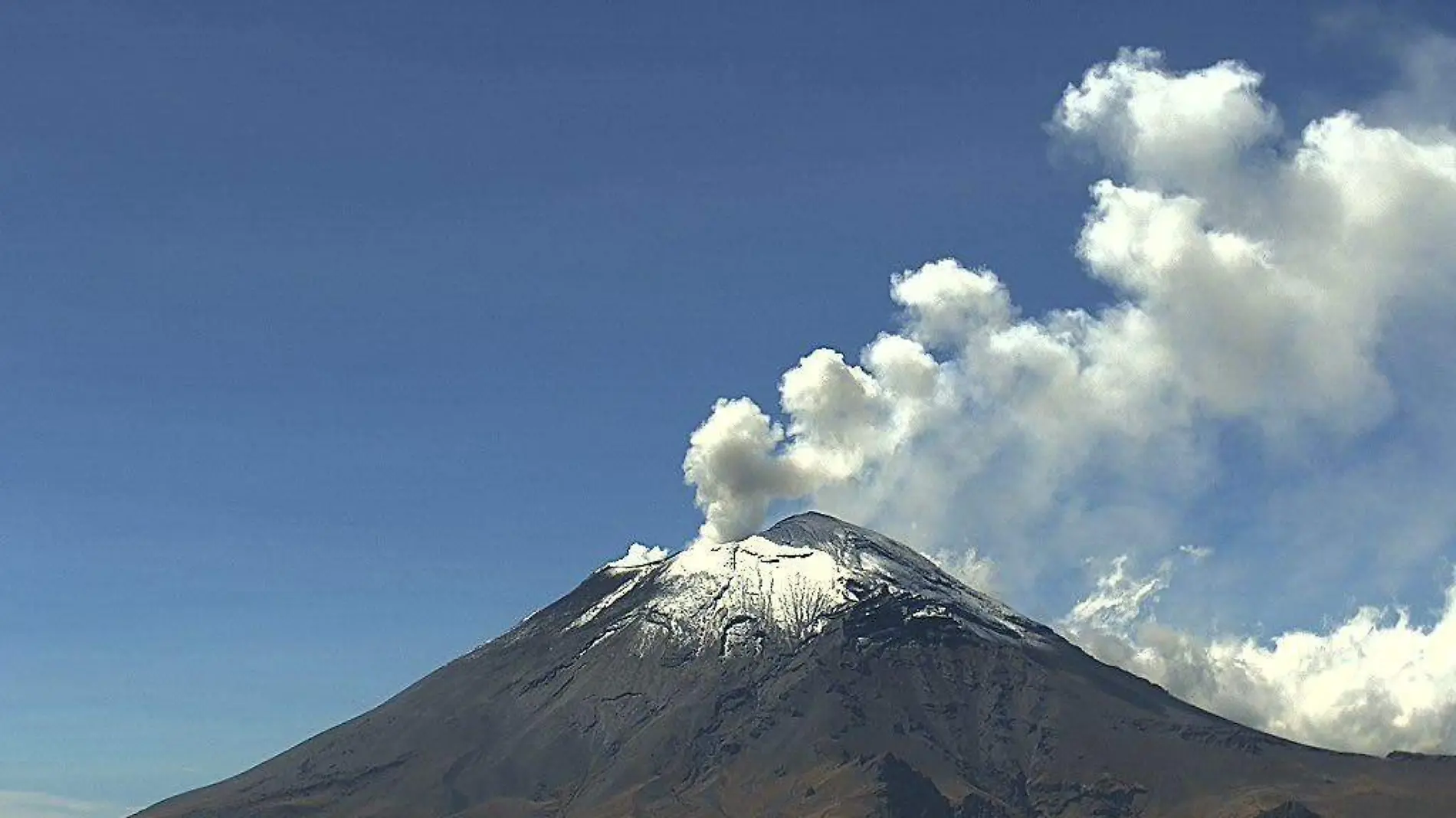 Volcán Popocatépetl registra explosiones menores